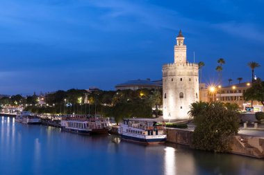 Seville, İspanya, 2 Eylül 2021 Torre del Oro ve San Telmo köprüsünden öğle vakti tuz rıhtımının manzarası.