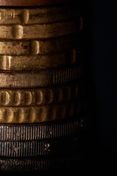 Koyu renkli bir fotoğrafta istiflenmiş Euro paraları.