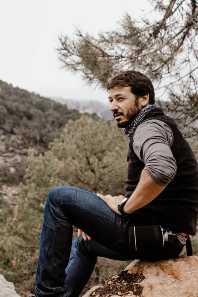 Hiker Profile Portrait Hiker Resting Top Mountain High Quality Photo — Stock Photo, Image