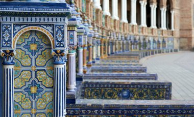 Sevilla 'daki İspanyol Meydanı. Benç mozaikleri.