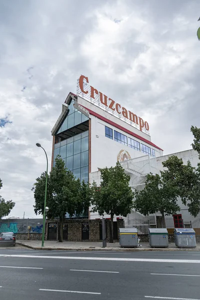 Sevilla, Spanien, 15. Februar 2021: Bau der ehemaligen Brauerei cruzcampo in Sevilla. — Stockfoto