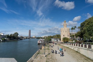 Seville, İspanya, 11 Temmuz 2021: Altın Kulesi ve 13..