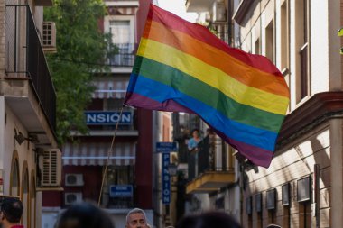 Seville, İspanya, 25 Haziran 2022 SEVILLE 'DE Gey Gururu Günü. Cinsel kimlik özgürlüğünü destekleyen bir grup insan.