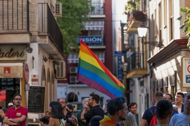 Seville, İspanya, 25 Haziran 2022 SEVILLE 'DE Gey Gururu Günü. Cinsel kimlik özgürlüğünü destekleyen bir grup insan.