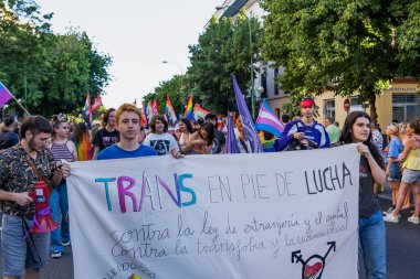 Seville, İspanya, 25 Haziran 2022 SEVILLE 'DE Gey Gururu Günü. Cinsel kimlik özgürlüğünü destekleyen bir grup insan.