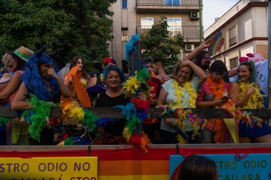 Seville, İspanya, 25 Haziran 2022 SEVILLE 'DE Gey Gururu Günü. Cinsel kimlik özgürlüğünü destekleyen bir grup insan.
