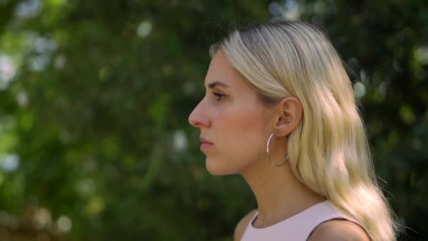 Großaufnahme Einer Blonden Frau Die Park Tief Durchatmet Mit Kopierraum — Stockvideo