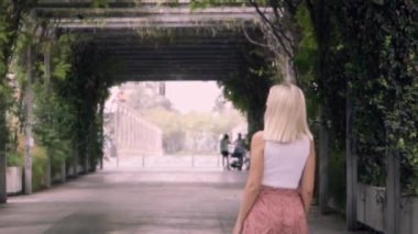 Sarışın kız aniden arkasını dönüyor. Yavaş çekim, kopyalama alanı ile. Yüksek kaliteli FullHD görüntüler