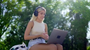 Kızlar duygusal bir video toplantısına tepki veriyor. Uzun mesafeli sosyal ve aile birleşmesi kavramı. 