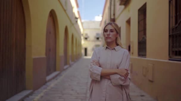 Νεαρή Γυναίκα Στέκεται Στο Δρόμο Σταυρωμένα Χέρια Δείχνοντας Αυτοπεποίθηση Και — Αρχείο Βίντεο