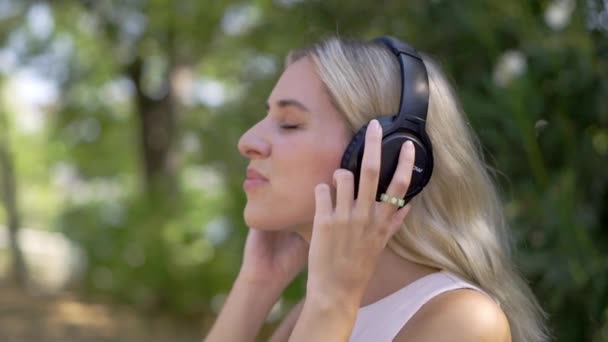 Mujer Joven Serena Relajándose Con Los Ojos Cerrados Usando Auriculares — Vídeos de Stock