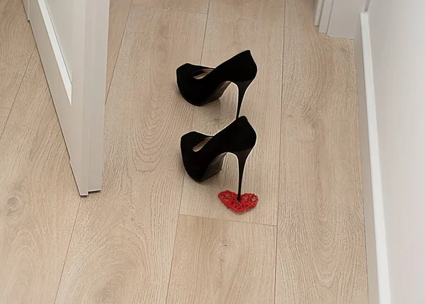 Bir Çift Siyah Kadın Yüksek Topuklu Ayakkabısı Konsept Sevgililer Günü — Stok fotoğraf