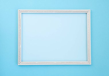 Mavi arkaplanda ahşap beyaz çerçeve, minimalizm..