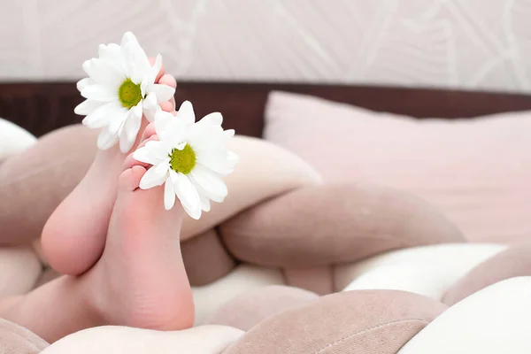 Nsanlar Yavrum Ayak Parmaklarında Beyaz Papatya Çiçeği Olan Küçük Bebek — Stok fotoğraf