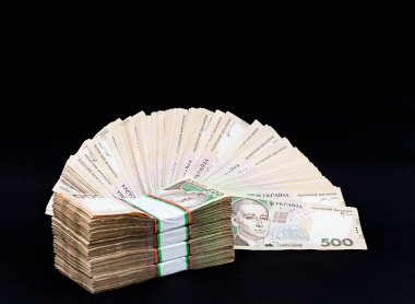 İş konsepti. Ukrayna 'nın 500 gramlık kağıt parası bir vantilatöre konur ve siyah arka planda yığılır. Yumuşak odaklanma. Boşluğu kopyala