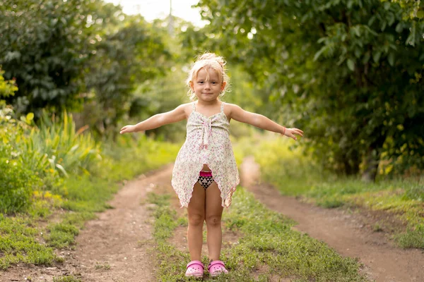 People Children Beautiful Little Happy Caucasian Girl Stands Country Road — Stock Photo, Image