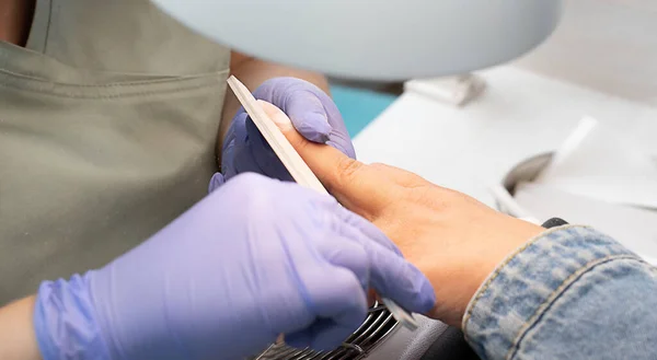 Manicurist Lilac Latex Gloves Files Long Nails Client Beauty Salon — Stockfoto