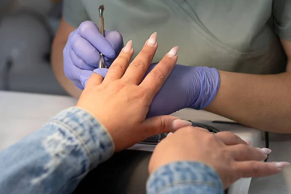 Manicurist Lilac Latex Gloves Removes Yellow Gel Polish Long Nails — Fotografia de Stock