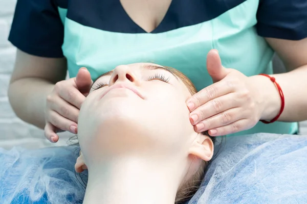 Les Gens Concept Santé Beauté Maître Cosmétologue Dans Salon Beauté — Photo