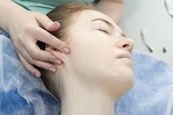 Les Gens Concept Santé Beauté Esthéticienne Fait Massage Relaxant Oreille — Photo