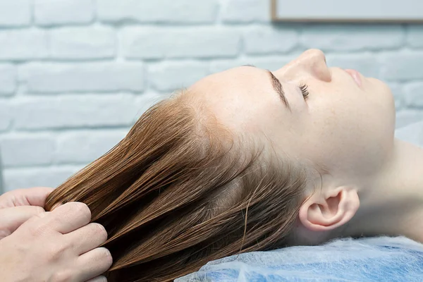 Lidi Mladá Krásná Evropská Dívka Pihami Obličeji Hnědými Vlasy Masírována — Stock fotografie
