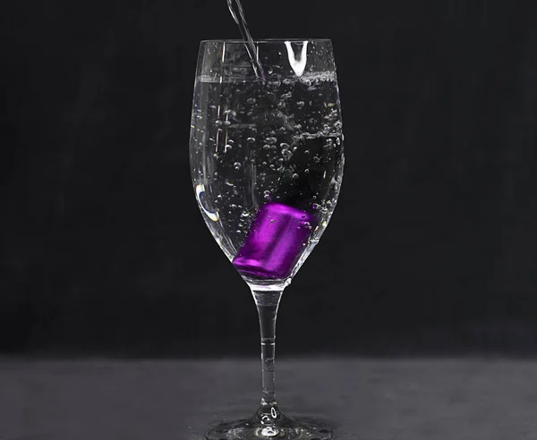 Artículos Una Pequeña Botella Esmalte Uñas Púrpura Brillante Vaso Vidrio — Foto de Stock