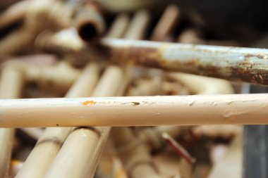 Pas lekeli boyanmış eski borular..