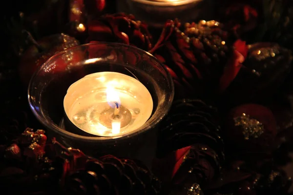 Candela Natale Ardente Decorata Con Coni Albero Ornamenti Girato Con — Foto Stock