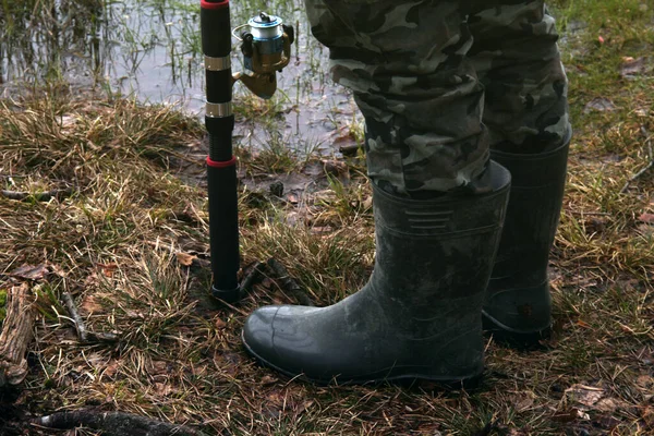 Hombre Con Botas Goma Uniforme Militar Con Una Caña Pescar —  Fotos de Stock