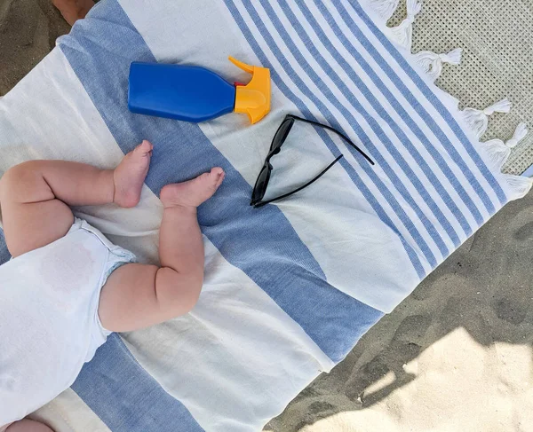 Pequeño Bebé Lindo Durmiendo Playa Protegido Por Crema Protector Solar — Foto de Stock