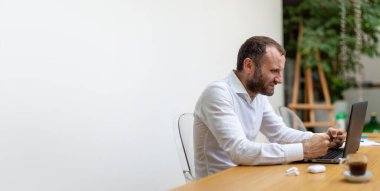 Evdeki kızgın ve bitkin çalışan, ev konseptlerinde akıllı çalışan, Covid kavramları sırasında iş piyasası