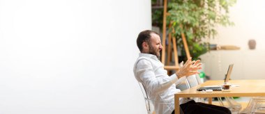 Evdeki kızgın ve bitkin çalışan, ev konseptlerinde akıllı çalışan, Covid kavramları sırasında iş piyasası