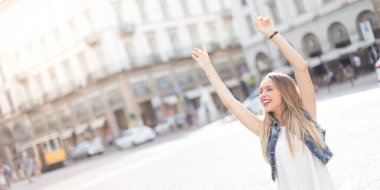 İtalya 'daki Milano şehrini ziyaret eden genç bir turist.