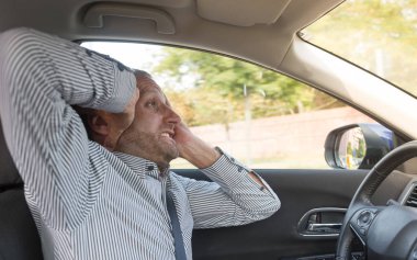 Kızgın ve agresif erkek sürücü yoğun saatlerde yolda.
