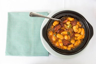 Arnavutluk 'un tipik fasulye tarifi, orijinal plaka tarifinin üst görünüm fotoğrafı