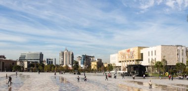 Arnavutluk 'un başkenti Tiran' daki ana meydanın Avrupa 'daki panoramik manzarası