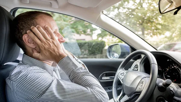 Stresszes Bosszantott Férfi Vezető Úton Során Csúcsforgalom — Stock Fotó