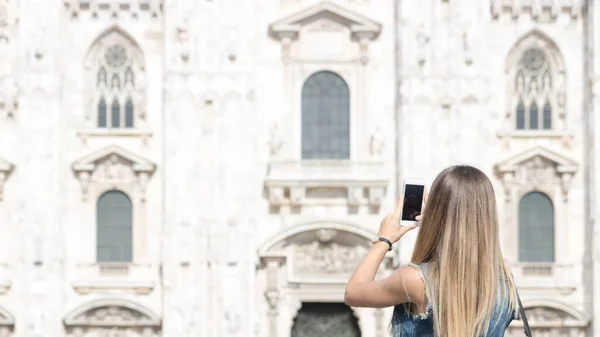 Söt Turist Tonåring Tar Ett Foto Med Sin Mobiltelefon Duomo — Stockfoto