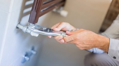 Tesisatçı bir radyatör, inşaat ve Mimarlık kavramları