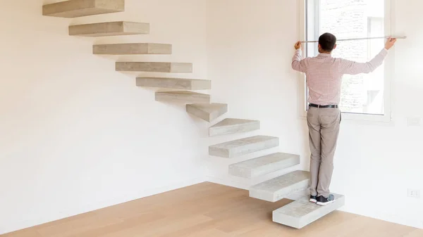 Arquiteto Tomando Medidas Uma Janela Novo Apartamento Conceitos Casa Manutenção — Fotografia de Stock