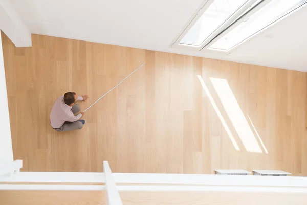 Arquiteto Tomando Medidas Novo Piso Madeira Conceitos Casa Manutenção Grande — Fotografia de Stock