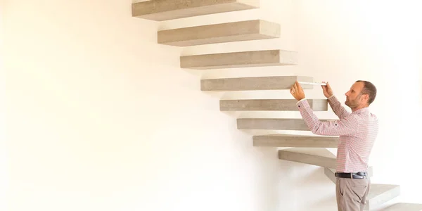 Arquitecto Tomando Medidas Una Escalera Escalones Concretos Conceptos Diseño Estilo — Foto de Stock