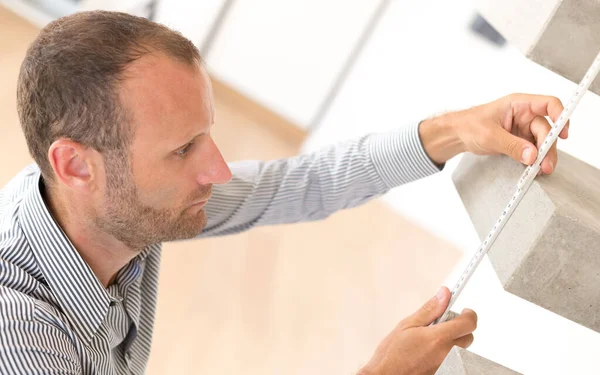 Arquitecto Tomando Medidas Una Escalera Escalones Concretos Conceptos Diseño Estilo — Foto de Stock