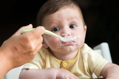 Kahvaltıda annesiyle mutlu bir bebek.