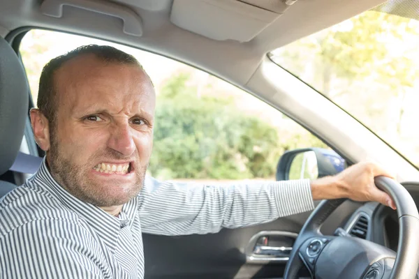 ラッシュ時に道路上の怒りと積極的な男性ドライバー — ストック写真