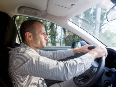 Çılgın ve agresif erkek sürücü yoğun saatlerde yolda.