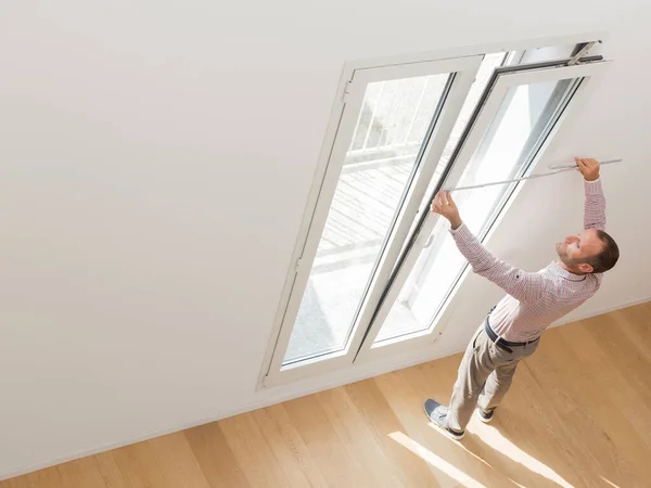 Mimar Yeni Bir Dairede Pencere Ölçüleri Alıyor Bakım Kavramları — Stok fotoğraf