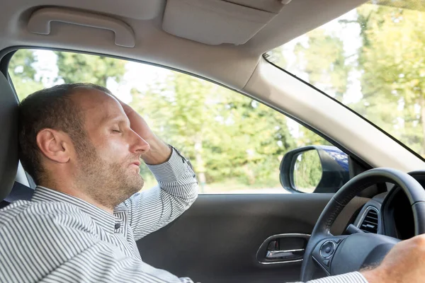 Stresszes Bosszantott Férfi Vezető Úton Során Csúcsforgalom — Stock Fotó