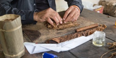 Kübalı usta nasıl bir puro rulo el gösteren