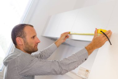 Mimar yepyeni bir mutfak için önlem alıyor. Ev biçimi ve tasarım kavramları